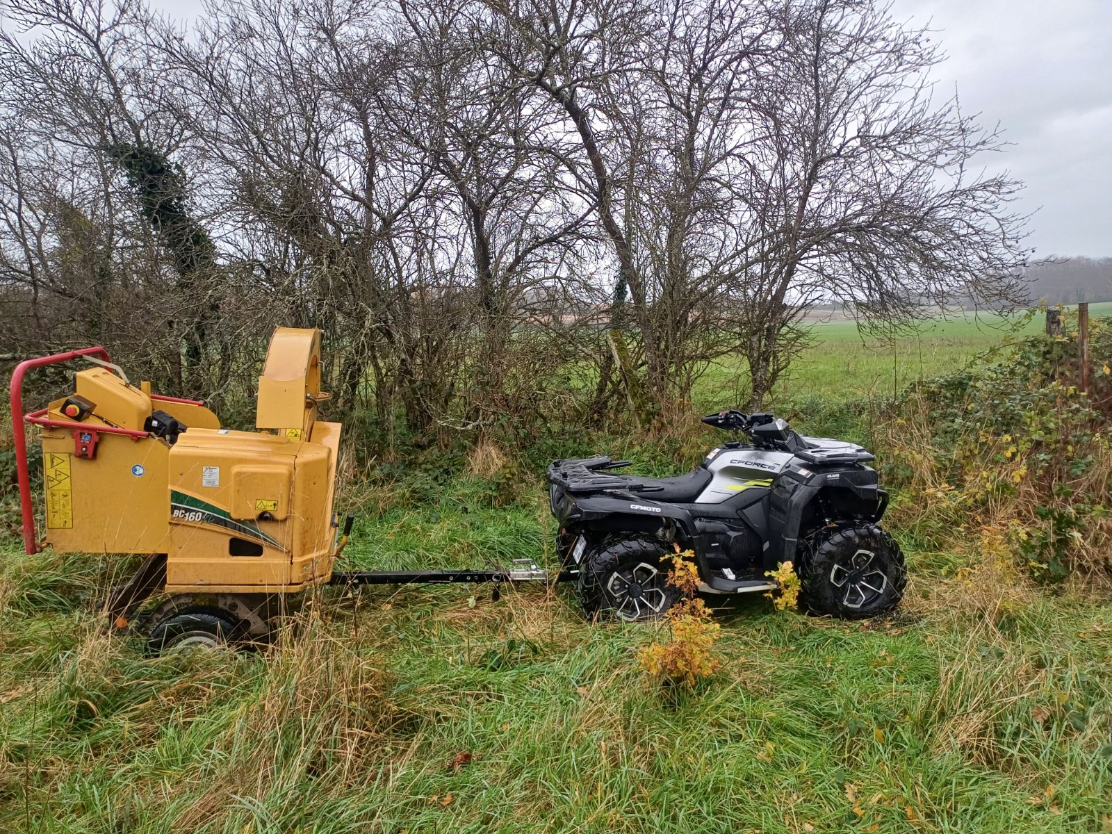 Quad avec broyeuse professionnelle Quad professionnel équipé d'une broyeuse pour l'entretien des espaces difficiles d'accès